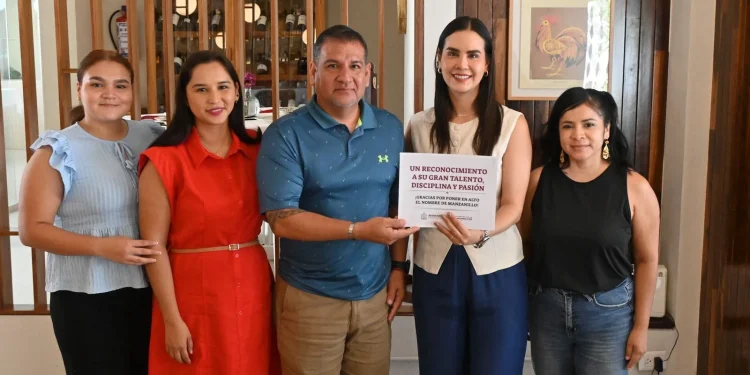 Rosi Bayardo entrega becas a medallistas de la Olimpiada Nacional CONADE