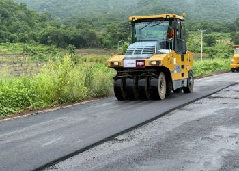 Gobierno del Estado de Colima realiza renivelación en carretera de Armería