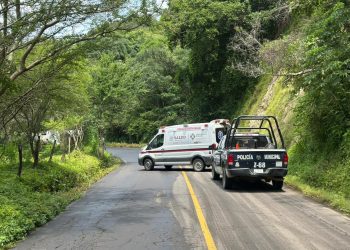 Atiende UEPC Colima volcadura de pipa con diésel en carretera Villa de Álvarez-Minatitlán; no hay riesgo para la población