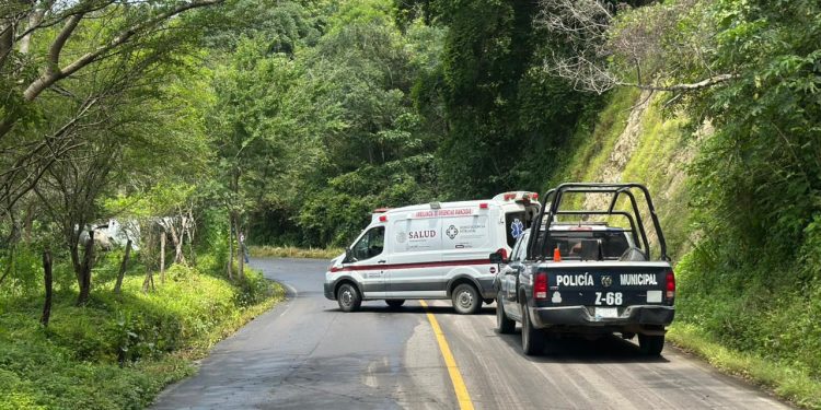Atiende UEPC Colima volcadura de pipa con diésel en carretera Villa de Álvarez-Minatitlán; no hay riesgo para la población