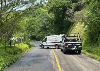 Atiende UEPC Colima volcadura de pipa con diésel en carretera Villa de Álvarez-Minatitlán; no hay riesgo para la población
