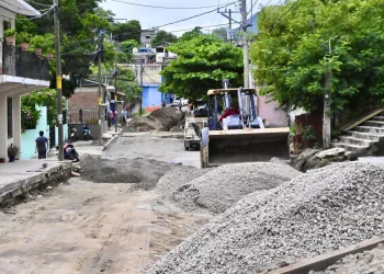 Avanza bacheo y construcción de calles con concreto hidráulico en Manzanillo