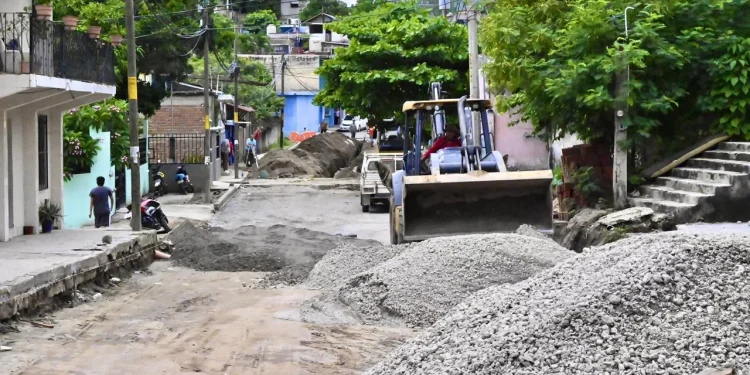 Avanza bacheo y construcción de calles con concreto hidráulico en Manzanillo