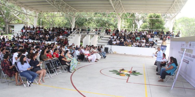 Inaugura titular de Educación Colima la 2ª Feria del Libro de la UIC