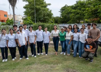 Rosi Bayardo atiende demanda histórica de estudiantes de la UdeC con construcción de banqueta en El Naranjo