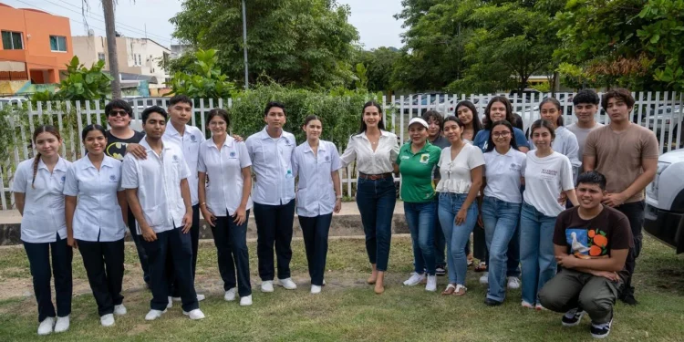 Rosi Bayardo atiende demanda histórica de estudiantes de la UdeC con construcción de banqueta en El Naranjo