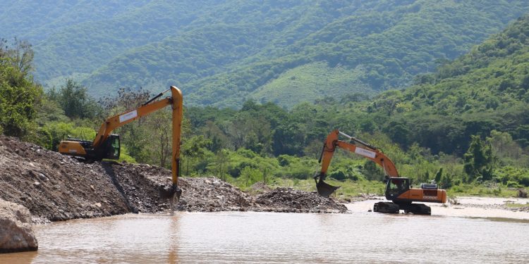 Gobierno del Estado de Colima desazolva el río San Palmar; lleva 35% de avance