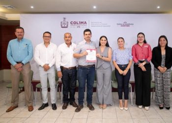H Congreso del Estado de Colima. Hacen entrega de plazas a trabajadoras y trabajadores supernumerarios y temporales sindicalizados del Personal de Apoyo y Asistencia a la Educación (PAAE)
