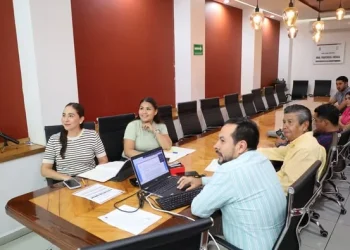 H Congreso del Estado de Colima. Se lleva a cabo una sesión con el objetivo de dictaminarse y presentar el documento ante el Pleno.