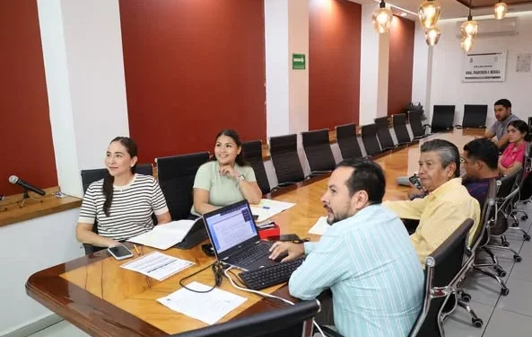 H Congreso del Estado de Colima. Se lleva a cabo una sesión con el objetivo de dictaminarse y presentar el documento ante el Pleno.