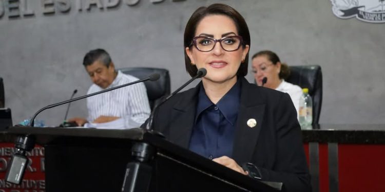 H Congreso del Estado de Colima. La diputada Lizzie Moreno Ceballos presenta ante el Pleno el dictamen mediante el que se autorizan estímulos fiscales a contribuyentes de Coquimatlán