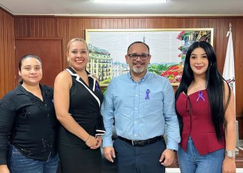 El Fiscal General del Estado, Bryant Alejandro García Ramírez, junto a vicefiscales y directores de esta institución, portaron un moño color morado FGE
