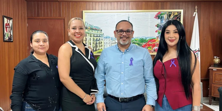 El Fiscal General del Estado, Bryant Alejandro García Ramírez, junto a vicefiscales y directores de esta institución, portaron un moño color morado FGE