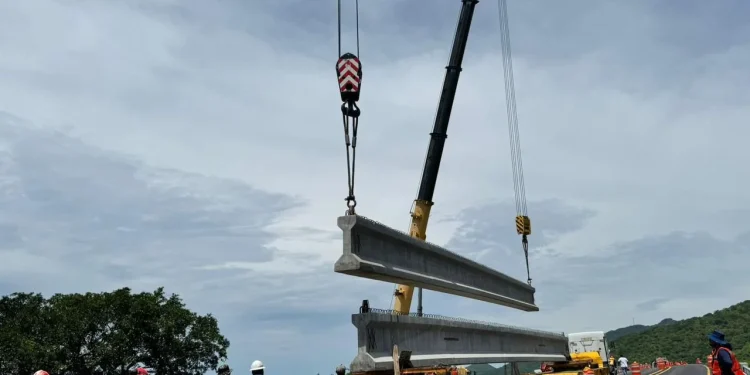 Este martes montan trabes en el kilómetro 49, en el Puente Armería lI