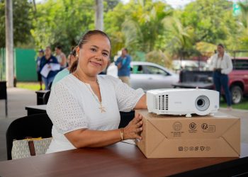 Indira Vizcaíno entregó mobiliario a docentes de 34 planteles en Manzanillo