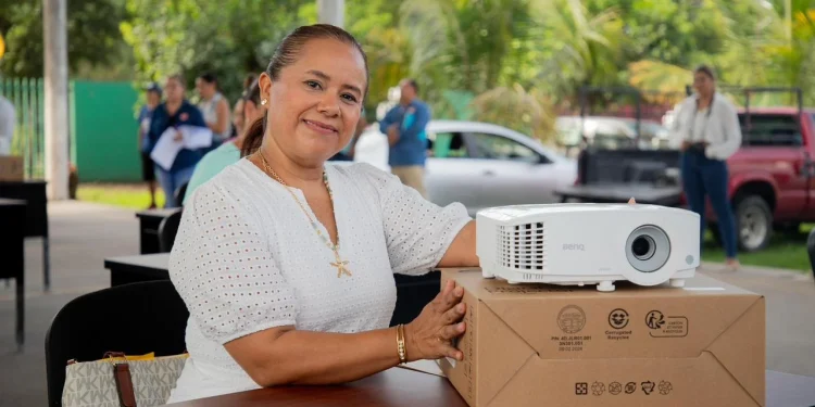 Indira Vizcaíno entregó mobiliario a docentes de 34 planteles en Manzanillo