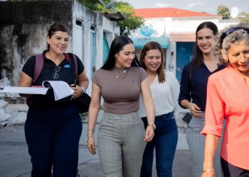 Indira Vizcaíno realiza recorrido por Mercado y Muelle de Pescadores en Manzanillo; pronto iniciará la remodelación