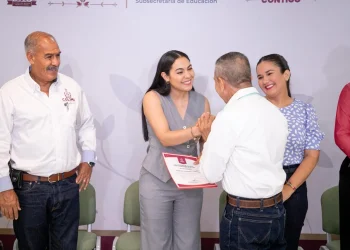 Indira Vizcaíno entrega plazas definitivas a Personal de Apoyo y Asistencia a la Educación