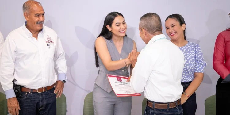 Indira Vizcaíno entrega plazas definitivas a Personal de Apoyo y Asistencia a la Educación