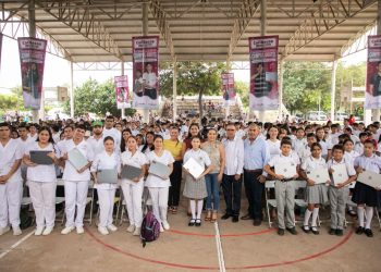 Indira Vizcaíno inició en Armería entrega de ColiBecas Computadoras; otorgarán más de 21 mil laptops gratuitas con inversión de 174.6 mdp