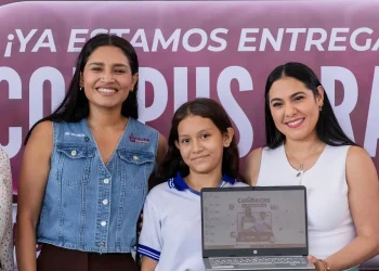 Indira Vizcaíno sigue entregando ColiBecas Computadoras; este lunes la reciben más de 2 mil estudiantes del municipio de Colima