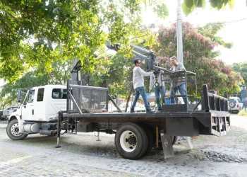 Anuncia Rosi Bayardo transformación del alumbrado público en todo el Barrio IV