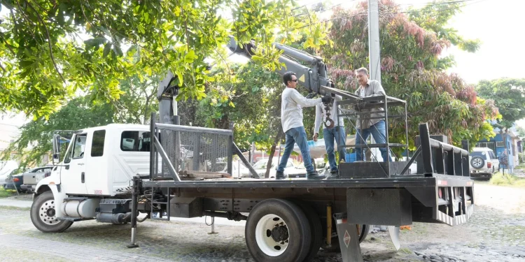 Anuncia Rosi Bayardo transformación del alumbrado público en todo el Barrio IV