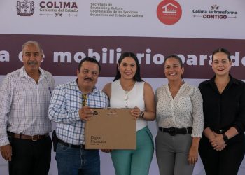 Gobernadora entregó mobiliario a docentes de secundarias de Colima y Villa de Álvarez, por más de 2.3 mdp