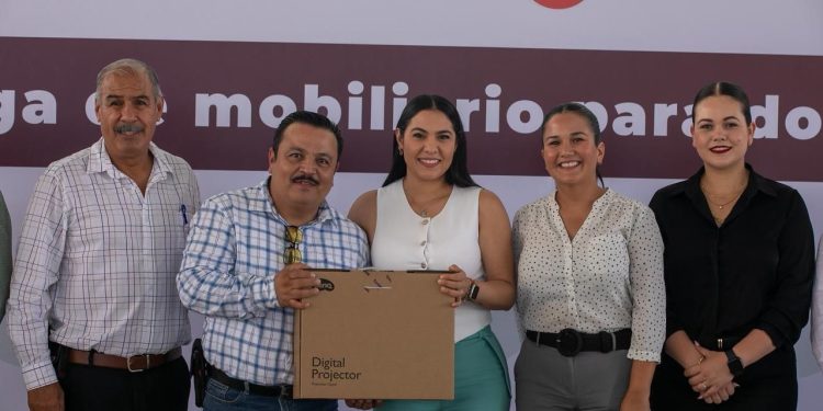 Gobernadora entregó mobiliario a docentes de secundarias de Colima y Villa de Álvarez, por más de 2.3 mdp