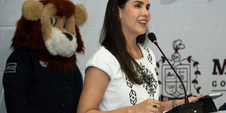 Rosi Bayardo reconoce la colaboración de escuelas de Manzanillo en la prevención del delito