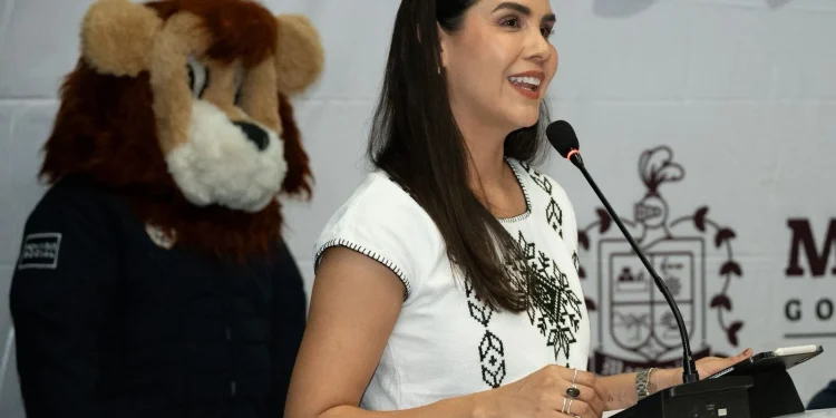 Rosi Bayardo reconoce la colaboración de escuelas de Manzanillo en la prevención del delito