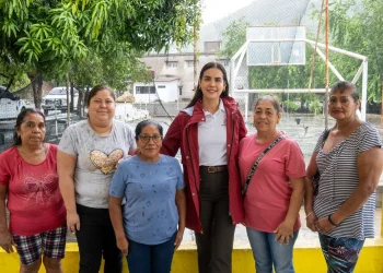 Rosi Bayardo cumple a familias de El Colomo; inicia rehabilitación de la cancha y casa de la cultura ‘20 de Noviembre’