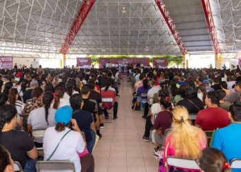 Más de 1,900 estudiantes de secundaria en Villa de Álvarez reciben ColiBecas Computadoras