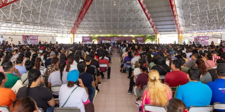 Más de 1,900 estudiantes de secundaria en Villa de Álvarez reciben ColiBecas Computadoras