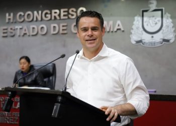 H Congreso del Estado de Colima. El diputado José Manuel romero Coello, expone en tribuna el Acuerdo Parlamentario suscrito por la Junta de Gobierno