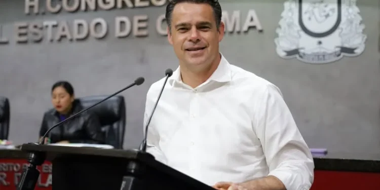 H Congreso del Estado de Colima. El diputado José Manuel romero Coello, expone en tribuna el Acuerdo Parlamentario suscrito por la Junta de Gobierno