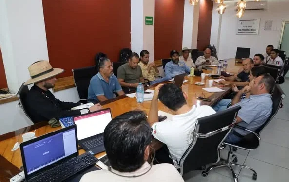 H Congreso del Estado de Colima. El diputado Alfredo Álvarez encabezó una reunión para dar seguimiento al planteamiento de generar un programa de capacitaciones para el control de enjambres en el estado