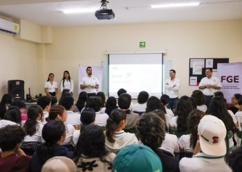 El Fiscal General del Estado, Bryant Alejandro García Ramírez, participó en una charla informativa dirigida a estudiantes de la Preparatoria Gandhi, donde se abordaron los temas de extorsión telefónica y secuestro virtual. FGE