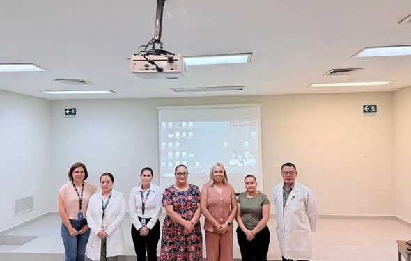 Personal de la Fiscalía Especializada en la Investigación de Delitos por Razones de Género y Trata de Personas, así como su titular Beatriz Sandoval Chávez, impartieron una capacitación al sector salud del Instituto Mexicano del Seguro Social (IMSS). FGE