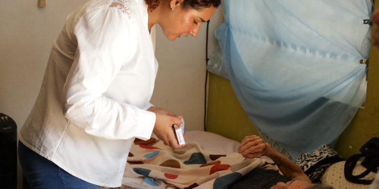 Salud Colima proporciona atención médica a domicilio a casi 4 mil colimenses