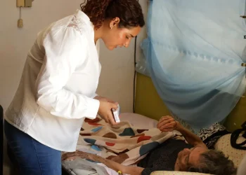 Salud Colima proporciona atención médica a domicilio a casi 4 mil colimenses