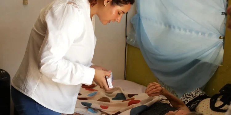 Salud Colima proporciona atención médica a domicilio a casi 4 mil colimenses