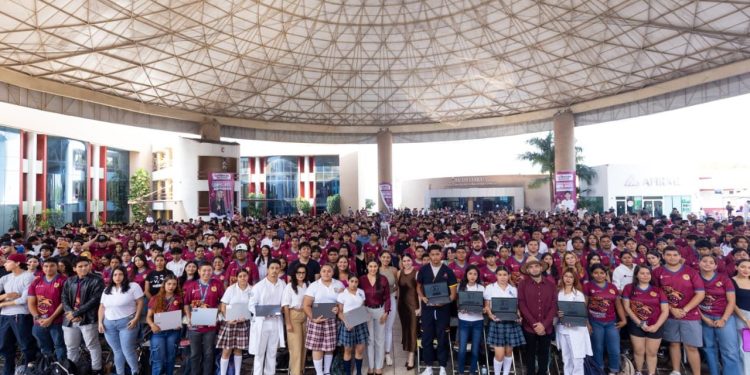 Indira Vizcaíno entregó 1,232 ColiBecas Computadoras a estudiantes del Tec de Colima, UPN, José Martí e Isenco