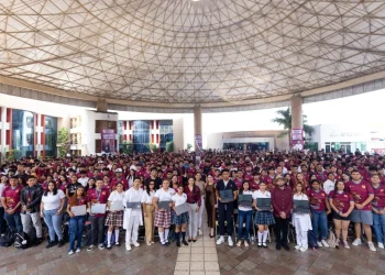 Indira Vizcaíno entregó 1,232 ColiBecas Computadoras a estudiantes del Tec de Colima, UPN, José Martí e Isenco