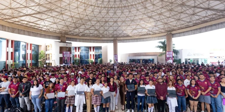 Indira Vizcaíno entregó 1,232 ColiBecas Computadoras a estudiantes del Tec de Colima, UPN, José Martí e Isenco
