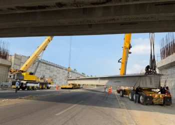 Hoy martes se montan trabes en el kilómetro 77+200 del Puente Armería lI