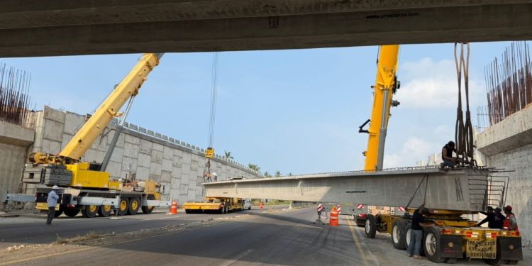 Hoy martes se montan trabes en el kilómetro 77+200 del Puente Armería lI