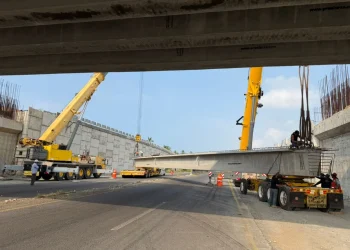 Hoy martes se montan trabes en el kilómetro 77+200 del Puente Armería lI