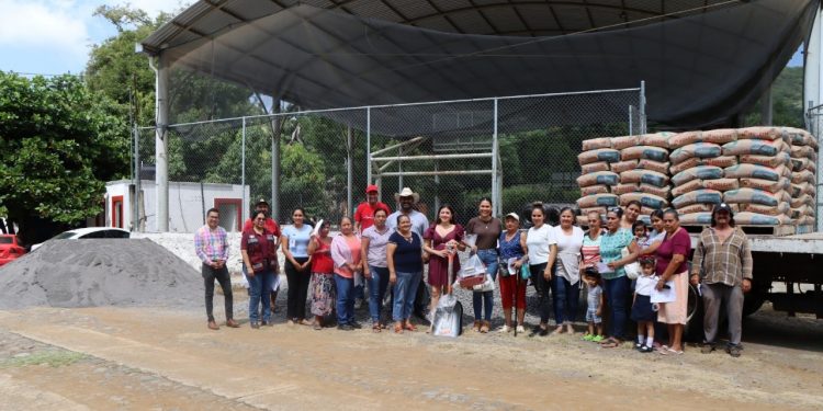DIF Estatal Colima entrega material para autoempleo en comunidades de Ixtlahuacán y Manzanillo