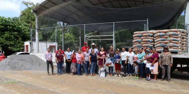 DIF Estatal Colima entrega material para autoempleo en comunidades de Ixtlahuacán y Manzanillo